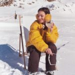 Enola Cosnier Instagram - Toujours retardataire, argentique oblige ! Néanmoins, durant ce séjour, j’ai appris que je ne savais pas skier (du tout), que j’aimais être en jaune poussin, j’ai mangé pour la première fois une fondue (un délice quoiqu’un peu gras), et je dois avoir des restes de schweppes ginger dans le sang tellement j’en ai bu ! Voilà bisous 😎💋 Merci beaucoup @villaschweppes @bureaurevolvr @festivalpedhuez