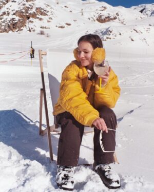 Enola Cosnier Instagram - Toujours retardataire, argentique oblige ! Néanmoins, durant ce séjour, j’ai appris que je ne savais pas skier (du tout), que j’aimais être en jaune poussin, j’ai mangé pour la première fois une fondue (un délice quoiqu’un peu gras), et je dois avoir des restes de schweppes ginger dans le sang tellement j’en ai bu ! Voilà bisous 😎💋 Merci beaucoup @villaschweppes @bureaurevolvr  @festivalpedhuez