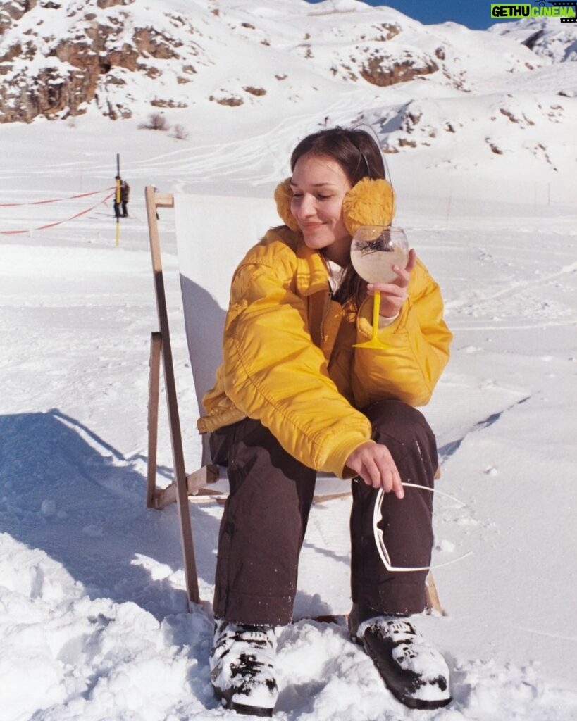 Enola Cosnier Instagram - Toujours retardataire, argentique oblige ! Néanmoins, durant ce séjour, j’ai appris que je ne savais pas skier (du tout), que j’aimais être en jaune poussin, j’ai mangé pour la première fois une fondue (un délice quoiqu’un peu gras), et je dois avoir des restes de schweppes ginger dans le sang tellement j’en ai bu ! Voilà bisous 😎💋 Merci beaucoup @villaschweppes @bureaurevolvr @festivalpedhuez