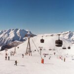 Enola Cosnier Instagram - Toujours retardataire, argentique oblige ! Néanmoins, durant ce séjour, j’ai appris que je ne savais pas skier (du tout), que j’aimais être en jaune poussin, j’ai mangé pour la première fois une fondue (un délice quoiqu’un peu gras), et je dois avoir des restes de schweppes ginger dans le sang tellement j’en ai bu ! Voilà bisous 😎💋 Merci beaucoup @villaschweppes @bureaurevolvr @festivalpedhuez
