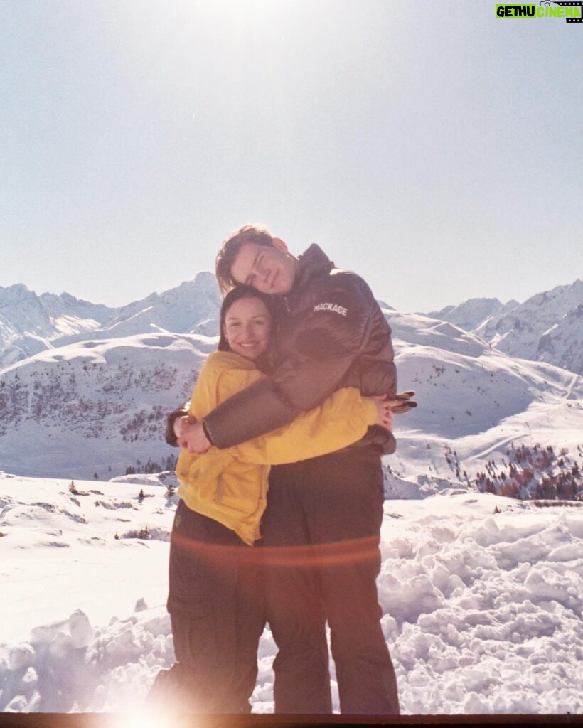 Enola Cosnier Instagram - Toujours retardataire, argentique oblige ! Néanmoins, durant ce séjour, j’ai appris que je ne savais pas skier (du tout), que j’aimais être en jaune poussin, j’ai mangé pour la première fois une fondue (un délice quoiqu’un peu gras), et je dois avoir des restes de schweppes ginger dans le sang tellement j’en ai bu ! Voilà bisous 😎💋 Merci beaucoup @villaschweppes @bureaurevolvr @festivalpedhuez