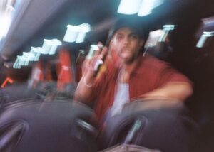 Enola Cosnier Instagram - 1. Mes 22 ans 
2. Dire au revoir à ces amis que je chéris tant et que je ne reverrai pas avant 6 semaines 
3. Première photo du premier trajet vers THE château, avec la participation active du bus…(sûrement dans un virage)
4. Le show case aux Halles ; chanter avec les copains, vous rencontrer, mesurer notre chance.
5. Les premiers plateaux radio
6. Première partie du concert de Kendji avec Roman 
7.  Écrire, composer, enregistrer, écrire, composer, enregistrer,….
8. Mon premier EP « Mémoire d’un été » 
9. Ma plus grande force

Tout ne fut pas aussi fluide et facile que le permet la magie d’Instagram avec ce carrousel de photo, mais je sais ma chance 🤍

Merci de m’avoir accordé une place dans vos pensées aujourd’hui. La Enola de 12 ans, déléguée de classe, présidente du club de lecture, et qui, l’ego bien gonflé, avait décrété auprès de ses parents que le 14 octobre était le jour le plus important de l’année, est pleinement satisfaite !
De mon côté, je suis extrêmement reconnaissante et c’est mon cœur qui est bien gonflé.

 À cette année, et à mes 23 ans ! 

Je vous embrasse fort,

Enola ⭐️