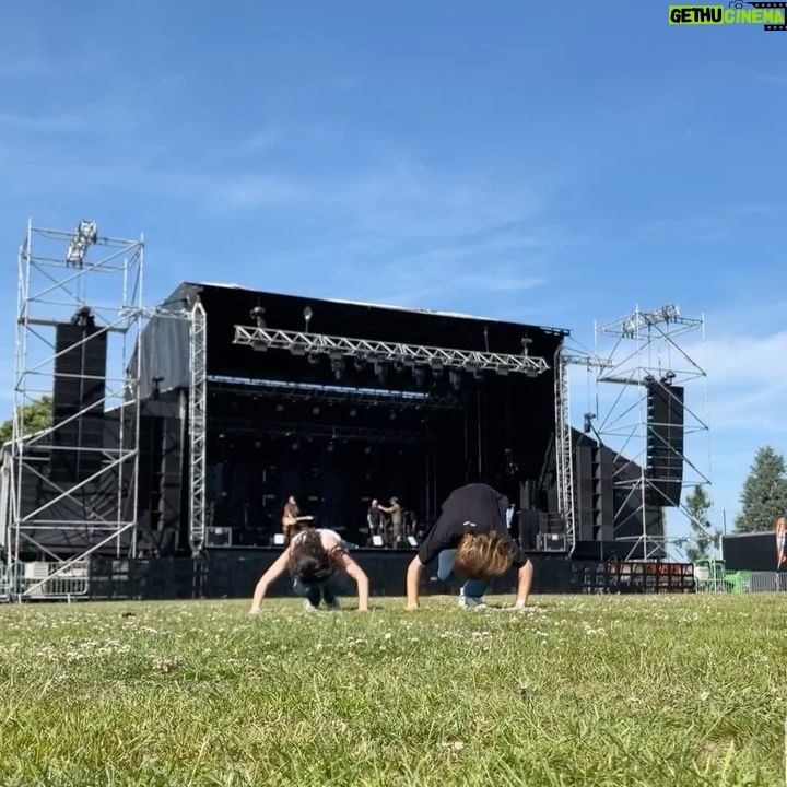 Enola Cosnier Instagram - Premier festival, première « première partie », première scène de « Belle et douce » ✨ Encore merci à @marignyevenement de m’avoir fait confiance 🤜🏼🤛🏼