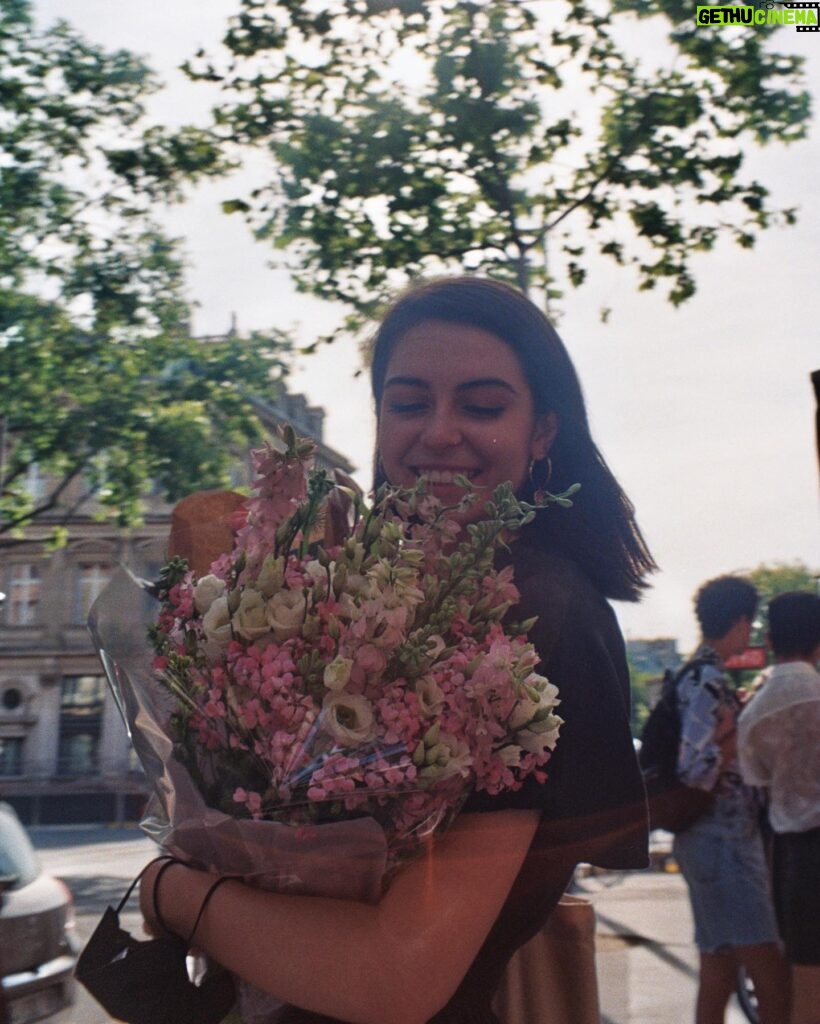 Enola Cosnier Instagram - Un peu de vous, un peu de nous 🤍 you’ve changed a lot of things in my heart so this post is for les coupines…À nos années conservatoire✨#argentique #kodak #200iso #kodakgold200