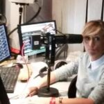 Enora Malagré Instagram - Aujourd’hui c’est la journée mondiale de la radio , le média que je préfère de loin ... je n’ai pas pu glisser dans ce carrousel tous mes souvenirs car mine de rien ça fait un peu plus de 17 ans , et oui 17 ans que je travaille à la radio . Une vie en somme . J’ai commencé par faire des voix de pub ... et aujourd’hui je fais des selfies avec sylvie Vartan 😂. 😂. Au milieu de tout cela , il y a eu des fous rires , de grandes émotions , beaucoup de travail et surtout une rencontre : cette dernière photo , celle de Fadia Dimerdji qui a changé ma vie . Un soir , elle a sauvée la jeune fille paumée que j’étais en lui proposant du boulot à radio nova ... je crois qu’enfin , de là où elle est , elle n’a plus à rougir de moi . Il était temps .. merci tata Fadia et vive la radio !