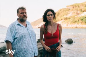 Enrica Guidi Instagram - Stasera nuovo episodio “Sopra la panca” de @idelittidelbarlume, vi aspettiamo su @skyitalia e @nowtvit 🔥
@palomarproduction @roanjohnson 
#SkyOriginal #barLume