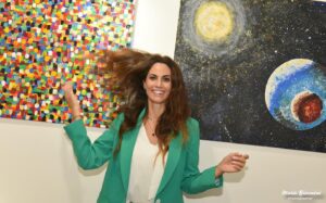 Enrica Guidi Instagram - Sono molto felice di partecipare alla mia prima mostra di quadri alla @romeartweek …. Una bellissima nuova ed inaspettata emozione!!
Una settimana fa una telefonata:
“Porta i tuoi quadri che li esponiamo….”
‘Mah….’
“Devono uscire da casa, mica li puoi vedere solo te!!”

E così un’intima passione è uscita da casa fino a via Giulia 111

Ringrazio @antoniacaramanica per il supporto e la stima
@mariogiannini_photo per la foto @martinatagliaferro per l’abito e #myself per il trucco “fai veloce che è tardi”!!