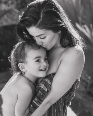Eréndira Ibarra Instagram - #LaMamaDeRocco
.
El nació y me dio vida a mi. 
.
Soy madre y me sostengo gracias a mi red que cría conmigo. Me siento acompañada y agradecida, GRACIAS INFINITAS ROCCO. 
.
.
#ChamitoCandela #LosMios