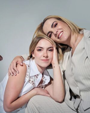 Eréndira Ibarra Instagram - Las mamás de ahora: La maternidad es un viaje de emociones y responsabilidades que transforma por completo la vida de una mujer. En este especial del Día de las Madres, honramos el amor, aplaudimos el sacrificio y celebramos todas sus formas. Platicamos con Joy y Diana Atri, Jacky Bracamontes, Camila West, Eréndira Ibarra, Pamela Cerdeira y más mamás para conocer su visión personal de esta experiencia única. 

No te pierdas las entrevistas completas en el link de nuestra bio ☝🏻

Foto: @luiscalderonphoto
Maquillaje y Peinado: @cmprbeauty 
Texto: @maitecuesta_
Estilismo: @lupislupismb
Producción: @brendafdzu
.
.
.
.
.
#proudmom #diadelasmadres #mama