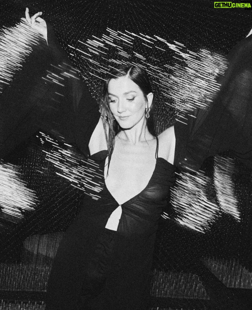 Eréndira Ibarra Instagram - Gracias @_noirmagazine por una noche mágica rodeada de familia querida. La pasamos sabroso. . Y gracias @neithanherbert por este hermoso look. 🖤🖤🖤 . . . #OnlyForTheBold