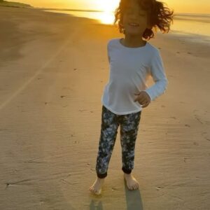 Eréndira Ibarra Instagram - Dreaming of La Ventana… dias de paz y olas infinitas de amor. #TakeMeBack #ElSalvadorMiAmor

Con mi @voltsurfwear 🌊🤍✨