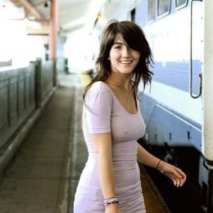 Eréndira Ibarra Instagram - Por tantos días que no me vi, no me entendí, no me cuide. Hoy prometo ser ferozmente tierna conmigo, sostenerme y verme clara y amorosamente. 
Ella que fui, es mi fuerza para ser hoy. Por todas las veces que la lastime… hoy me protejo. 
.
.
#TheNewParadigmIsToRise #FlowThroughUntilYouBreakthrough #RadicalAndRevolutionarySelfLove
.
.
📸 @bkheadshots 
.
Meme by mi @punk_y_cursi