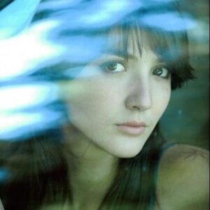 Eréndira Ibarra Instagram - Por tantos días que no me vi, no me entendí, no me cuide. Hoy prometo ser ferozmente tierna conmigo, sostenerme y verme clara y amorosamente. 
Ella que fui, es mi fuerza para ser hoy. Por todas las veces que la lastime… hoy me protejo. 
.
.
#TheNewParadigmIsToRise #FlowThroughUntilYouBreakthrough #RadicalAndRevolutionarySelfLove
.
.
📸 @bkheadshots 
.
Meme by mi @punk_y_cursi