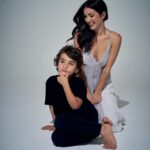 Eréndira Ibarra Instagram - Eréndira Ibarra forma parte de nuestro especial del Día de las Madres. Para la actriz, el reto más grande ha sido la neurodiversidad de su hijo. “Cuando llega un niño neurodiverso, el mundo cambia y la forma en que hacemos las cosas tiene que cambiar también”, nos contó. No te pierdas la entrevista completa en el link de nuestra bio ☝🏻 Foto: @luiscalderonphoto Maquillaje y Peinado: @cmprbeauty Texto: @maitecuesta_ Estilismo: @lupislupismb Producción: @brendafdzu Video y entrevista: @marieela_cr @irving_chaga