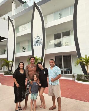 Eréndira Ibarra Instagram - Días de sol, apapachos, familia y nuestro nuevo lugar favorito @theviewsresort 🌊🤍🫂✨