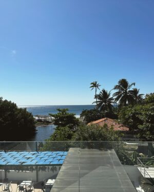 Eréndira Ibarra Instagram - Días de sol, apapachos, familia y nuestro nuevo lugar favorito @theviewsresort 🌊🤍🫂✨