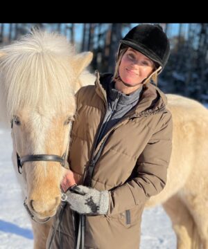 Erika Åberg Instagram - Idag är det precis ett år sedan jag skrev på papperen och blev hästägare för första gången i mitt liv. Vid 45 års ålder lyckades jag förverkliga min barndomsdröm om en egen häst.🥲

Ibland kan en dröm som slår in visa sig ha baksidor som man inte hade räknat med. Jag hade därför förberett mig på att det skulle bli riktigt tufft att ta sig an en häst. Vi kanske skulle ha svårt att förstå varandra, han kanske skulle bli skadad eller sjuk, hästlivet kanske skulle sluka all min tid och käka upp alla pengar. Så varenda dag som jag har satt mig i bilen och åkt från stallet har jag konstaterat något förvånat att ”det gick ju bra idag igen!”

Han har lärt känna mig och Nella och tycker till och med om oss.😄 Han har hållit sig skadefri och frisk. Tack vare att han är inackorderad hos fantastiska @annaeahsberg har jag fått stöd och hjälp av både henne och andra i stallet och hittat ett upplägg som passar mitt liv. 

Det har varit en stor förändring i vardagen, men hittills bara till det bättre - och kommer det någon motgång tror jag faktiskt att jag ska klara av även det!🤎🐴🤎