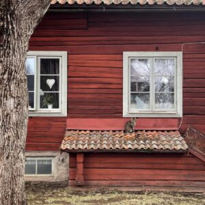 Erika Åberg Instagram - Jag fick en inspelningsledig dag och passade på att åka till Stabergs bergsmansgård. Hela platsen är kulturreservat och förutom den rödmålade bergsmansgården finns en barockträdgård med dammar, växthus och en vitputsad herrgård. Hästar betar marken, det finns vandringsleder och en trevlig lunchrestaurang.

Det var många år sedan jag var här sist och jag blev så glad över hur området har utvecklats! Det måste vara helt fantastiskt när äppelträden blommar och växtligheten i köksträdgården och kryddträdgården har kommit igång!

Restips till den som vill utforska Dalarna i sommar.
@gamlastaberg