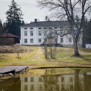 Erika Åberg Instagram - Jag fick en inspelningsledig dag och passade på att åka till Stabergs bergsmansgård. Hela platsen är kulturreservat och förutom den rödmålade bergsmansgården finns en barockträdgård med dammar, växthus och en vitputsad herrgård. Hästar betar marken, det finns vandringsleder och en trevlig lunchrestaurang.

Det var många år sedan jag var här sist och jag blev så glad över hur området har utvecklats! Det måste vara helt fantastiskt när äppelträden blommar och växtligheten i köksträdgården och kryddträdgården har kommit igång!

Restips till den som vill utforska Dalarna i sommar.
@gamlastaberg