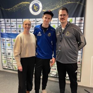 Erika Åberg Instagram - Efter åtta fullmatade dagar har vi spelat in det andra (av sex) avsnitt av Det sitter i väggarna! Vi har haft fina dagar i Kristinehamn och Karlstad med goda, trevliga middagar på kvällarna.🥰

Dessutom slumpade det sig så att @b_aberg och @miltonaberg_ var på fotbollscup i Kristinehamn hela helgen. Jag åkte dit så fort jag kunde mellan mina scener för att heja på. De slutade på 6:e plats av 12 lag och fick med sig många goda erfarenheter hem till Gävle.⚽️