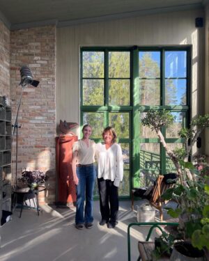 Erika Åberg Instagram - När vi skulle bygga orangeriet tog vi hjälp av en arkitekt: 
Rita Reppen. Igår var hon på besök för första gången för att se sitt verk!

Gestaltningen var en spännande process. Vi hade en idé om hur byggnaden skulle se ut, vilka material som skulle användas och hur det skulle färgsättas - men behövde ritningar som underlag till bygglovsansökan och för att kunna kommunicera visionen till hantverkarna.

Ritas första utkast fick oss att tappa hakan. Vi hade tänkt oss en rad fönster på en tegelsockel och ett vanligt sadeltak. Rita föreslog två rader fönster ovanpå varandra ända ner från golvet. Taket ritade hon som ett pulpettak.

Hennes förslag var mycket coolare! Det skulle bli som en ateljé-känsla i orangeriet, med ännu större ljusinsläpp och högre takhöjd. 

Jag är så glad att vi tog hjälp, vi är väldigt nöjda över resultatet och det var roligt att visa hur hennes förslag hade blivit verklighet.💕

Reppen Lizell Arkitekter AB 
@ritrepp 
#orangeri #orangerie #arkitektur