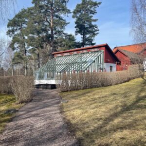 Erika Åberg Instagram - Jag fick en inspelningsledig dag och passade på att åka till Stabergs bergsmansgård. Hela platsen är kulturreservat och förutom den rödmålade bergsmansgården finns en barockträdgård med dammar, växthus och en vitputsad herrgård. Hästar betar marken, det finns vandringsleder och en trevlig lunchrestaurang.

Det var många år sedan jag var här sist och jag blev så glad över hur området har utvecklats! Det måste vara helt fantastiskt när äppelträden blommar och växtligheten i köksträdgården och kryddträdgården har kommit igång!

Restips till den som vill utforska Dalarna i sommar.
@gamlastaberg