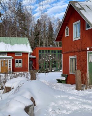 Erika Åberg Instagram - När vi planerade att bygga ett orangeri var placeringen på gården viktig. Inte bara att det skulle vara en murad vägg mot norr och stora fönster åt söder, utan också att nybyggnaden skulle smälta in i förhållande till de andra husen på gården.

Orangeriet byggdes som en förlängning av bostadshuset, sammanlänkad med en lägre del där entrédörrarna finns. I vinkel till orangeriet står ladugården och mitt emot finns ett långt uthus. Det gör att gårdsplanen är ”trebyggd”, alltså har hus på tre sidor. 

På sista bilden finns en ritning. Där syns också konturerna av ekopoolen som nyligen blev klar.

#orangeri #orangerie