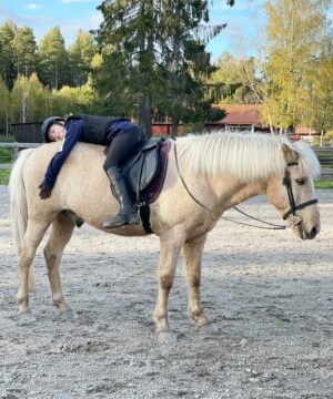 Erika Åberg Instagram - Idag är det precis ett år sedan jag skrev på papperen och blev hästägare för första gången i mitt liv. Vid 45 års ålder lyckades jag förverkliga min barndomsdröm om en egen häst.🥲

Ibland kan en dröm som slår in visa sig ha baksidor som man inte hade räknat med. Jag hade därför förberett mig på att det skulle bli riktigt tufft att ta sig an en häst. Vi kanske skulle ha svårt att förstå varandra, han kanske skulle bli skadad eller sjuk, hästlivet kanske skulle sluka all min tid och käka upp alla pengar. Så varenda dag som jag har satt mig i bilen och åkt från stallet har jag konstaterat något förvånat att ”det gick ju bra idag igen!”

Han har lärt känna mig och Nella och tycker till och med om oss.😄 Han har hållit sig skadefri och frisk. Tack vare att han är inackorderad hos fantastiska @annaeahsberg har jag fått stöd och hjälp av både henne och andra i stallet och hittat ett upplägg som passar mitt liv. 

Det har varit en stor förändring i vardagen, men hittills bara till det bättre - och kommer det någon motgång tror jag faktiskt att jag ska klara av även det!🤎🐴🤎