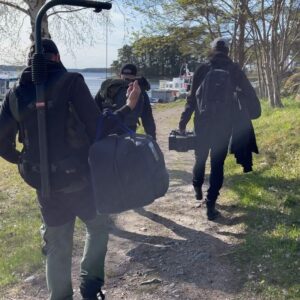 Erika Åberg Instagram - Trots åtta dagar av snö, vind och sedan stekande sol, trafikproblem och fyra personer som blev sjuka fick vi ändå tillslut ihop det femte avsnittet av Det sitter i väggarna!

Jag är så oändligt tacksam över att ha så fina kollegor, alla hugger i och hjälps när utmaningarna radar upp sig.💪

Vi har spelat in sedan 4:e mars och jag ska inte sticka under stol med att vi börjar känna oss lite slitna. Vi nio som är ute i fält bor mellan Gästrikland i norr och Skåne i söder, så vart vi än är i landet blir det alltid några som pendlar långt eller övernattar och är borta mycket från hem och familj.

Då underlättar det att ha människor runt omkring sig som får en att trivas - både kollegor och de husägare vi besöker!❤️

#detsitteriväggarna #byggnadsvård #historia @svt