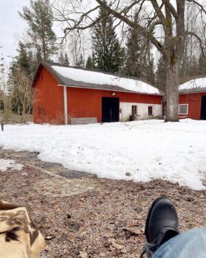 Erika Åberg Instagram - Det har varit plusgrader några dagar och jag har haft koll på snön som sakta drar sig bort från orangeriets grund. Nu blev det ett par meter barmark i trädgårdens varmaste vrå. Jag hämtade stolar och en fikabricka och skyndade mig att njuta!
⛅️😎☕️

I dagens Story kan du se ett filmklipp där det syns hur mycket (eller tycker du att det är lite?) snö jag har haft min trädgård, som ligger i södra Gästrikland.