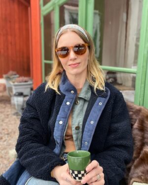Erika Åberg Instagram - Det har varit plusgrader några dagar och jag har haft koll på snön som sakta drar sig bort från orangeriets grund. Nu blev det ett par meter barmark i trädgårdens varmaste vrå. Jag hämtade stolar och en fikabricka och skyndade mig att njuta!
⛅️😎☕️

I dagens Story kan du se ett filmklipp där det syns hur mycket (eller tycker du att det är lite?) snö jag har haft min trädgård, som ligger i södra Gästrikland.