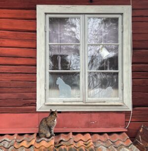 Erika Åberg Instagram - Jag fick en inspelningsledig dag och passade på att åka till Stabergs bergsmansgård. Hela platsen är kulturreservat och förutom den rödmålade bergsmansgården finns en barockträdgård med dammar, växthus och en vitputsad herrgård. Hästar betar marken, det finns vandringsleder och en trevlig lunchrestaurang.

Det var många år sedan jag var här sist och jag blev så glad över hur området har utvecklats! Det måste vara helt fantastiskt när äppelträden blommar och växtligheten i köksträdgården och kryddträdgården har kommit igång!

Restips till den som vill utforska Dalarna i sommar.
@gamlastaberg