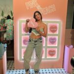 Erika Packard Instagram - @hudabeauty and me have something we love to do in common 🎀…………… Baking!!! IYKYK 🤭