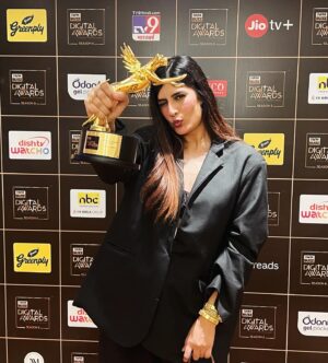 Erika Packard Instagram - Thank you for making my hardwork and craziness feel  appreciated ! @iwmbuzz for thiis award Rising Viral sensation Female 💜. To all my followes ! Who are as crazy and real like me 💜And for making all the characters i play feel soo alive . Shout out for loving Russell sooo much! Onwards and upwards 🎯
@onedigitalentertainment for managing my recent life💜