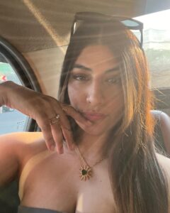 Erika Packard Instagram - Isko golden hour kehtey hai na ☀️