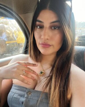 Erika Packard Instagram - Isko golden hour kehtey hai na ☀️