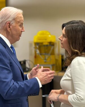 Erin Burnett Instagram - Behind the scenes of Erin Burnett’s exclusive interview with President Biden in Wisconsin. Airs tonight at 7pET on @cnn