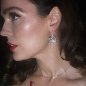 Erin Cahill Instagram - What a JOY to be in the #HollywoodChristmasParade with these beautiful humans to represent @hallmarkchannel !  It will air December 15th on @thecw. HUGE shout out to the wonderful @martinkatzjewels for the absolutely stunning jewelry 🙏💎❄️ and @periellenb for making it happen! (See the 4th pic. Dazzled!). Thank you to my amazing Seester @laurenicahill for the dress!  And, thank you @nicolewittman & @tildebymatilde for the old Hollywood glam! 🥰. And, to dear @i_am_sweet_sam and the whole Hallmark team for inviting me and taking such great care of us last night! It was so wonderful to spend that time with everyone and run into friends.  I laughed until my sides hurt and am so thankful for the memories!  #christmas #countdowntochristmas