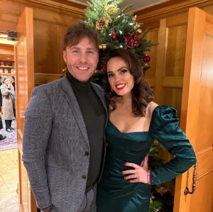 Erin Cahill Instagram - What a JOY to be in the #HollywoodChristmasParade with these beautiful humans to represent @hallmarkchannel !  It will air December 15th on @thecw. HUGE shout out to the wonderful @martinkatzjewels for the absolutely stunning jewelry 🙏💎❄️ and @periellenb for making it happen! (See the 4th pic. Dazzled!). Thank you to my amazing Seester @laurenicahill for the dress!  And, thank you @nicolewittman & @tildebymatilde for the old Hollywood glam! 🥰. And, to dear @i_am_sweet_sam and the whole Hallmark team for inviting me and taking such great care of us last night! It was so wonderful to spend that time with everyone and run into friends.  I laughed until my sides hurt and am so thankful for the memories!  #christmas #countdowntochristmas