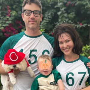 Erin Cummings Instagram - Happy Halloween from our Squid Squad to yours! 🦑 

In case you haven’t seen the Netflix show, “Squid Game,” we are dressed as contestants and Joey Bishop is dressed as a guard. 
⭕️👩🏻⏱🐷🧩👨🏻‍🦳💴🗡🚦👨🏻❌