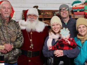 Erin Cummings Instagram - Merry Christmas from East Texas, y’all. 🎄🎁❤️😊❄️

@lonestarlightscc #LoneStarLights
#MerryChristmas #Santa
