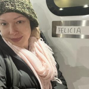 Erin Cummings Instagram - Hi Felicia…

Sending y’all love from beautiful, chilly Vancouver in the wee hours of the morning. 

#setlife