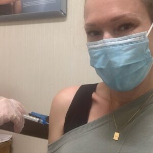 Erin Cummings Instagram - My Christmas gift to myself is my #CovidBooster shot. 🎄💉🎁 

Quick, painless, free and easy - the booster shot is not just for me. It’s for everyone I love and everyone I see. For myself and for my community, I am doing my part to protect others and I hope that you’ll do the same if you haven’t already. 

Any conspiracy theory or anti-vaccine comments will be deleted. If you’re not on the side of science, you’re welcome to keep your opinions to yourself. ❤️