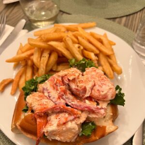 Erin Cummings Instagram - What a gorgeous week in Cape Cod with my babies - Tommy, Joey, Tom and a lobster roll sent from heaven. 

Congrats Matt & Sarah! 💒 
Thank you for letting me be a small part of your big day. 💐 @tallboysandtallboys @srmcculley 

Lobster roll from @barleyneckinn