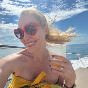 Erin Cummings Instagram - “I don’t do anything for Labor Day unless there’s a boat involved.” 

Cut to:

“Wanna go on a boat ride???” 

Big thanks to one of our favorite families for the invite. What a gorgeous way to beat the heat and share in your celebration. Love you so much! 

#HappyLaborDay
