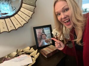Erin Cummings Instagram - Tonight on CBS! Mom, I’m on the teevee!! 📺 

The “FBI: Most Wanted” team gets to unravel a twisted tale of tragedy, complete with tear from your truly. 

The only thing that makes getting to work in my old stomping ground of New York even sweeter is getting to do it with the insanely talented and highly engaging humans @ali.g.thornton & @alexanderkneher. I adore them both as if I birthed them. (You’ll understand when you watch)

Fun game: spot the fake family photos on our set, including the one of me and my real life baby, which I may or may not have stolen… 🤫 (the photo, not the baby)

@cbstv @FBImostwanted #FBIMostWanted #Setlife