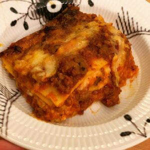Erin Daniels Instagram - So my friend makes delicious food, which is great for days when dinner looks like cereal. Again. @domesticwarriorkitchen , #fukingreatlasaganadude,
#thankyoufornotlettingmychildtenstarve