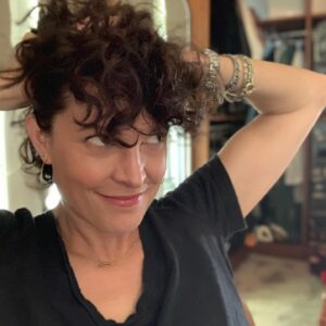 Erin Daniels Instagram - It’s growing... #growingouttheshortcut, #whoknewihadcurlyhair, #feelingoooood