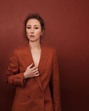 Erin Doherty Instagram - 🔥🍊 for @townandcountryuk

#seewhatididthere 

Hair @naradkutowaroo
Makeup @jamesmolloymakeupartist
Styling @tillywheating 
Photographer @josephsinclair