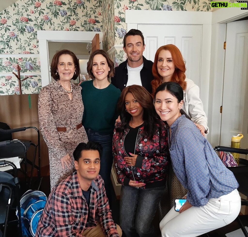 Erin Krakow Instagram - I think you’re gonna like this bunch of bibliophiles! #BlindDateBookClub #BDBCBTS @hallmarkchannel April 6th 8/7c